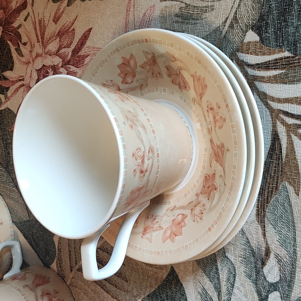 HOME: Floral Patterned Tea Set - Picture 9 of 13